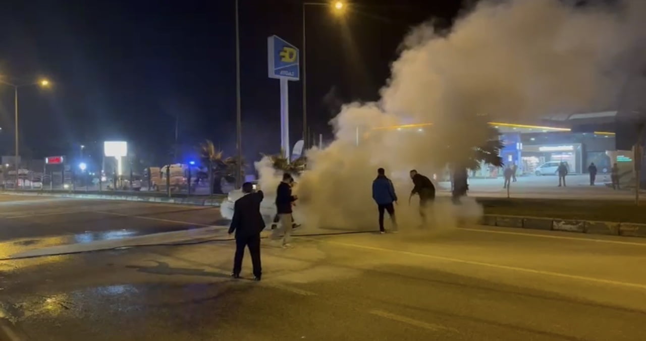 ADIYAMAN’DA SEYİR HALİNDE OLAN BİR OTOMOBİL, ALEV TOPUNA DÖNEREK YANDI.