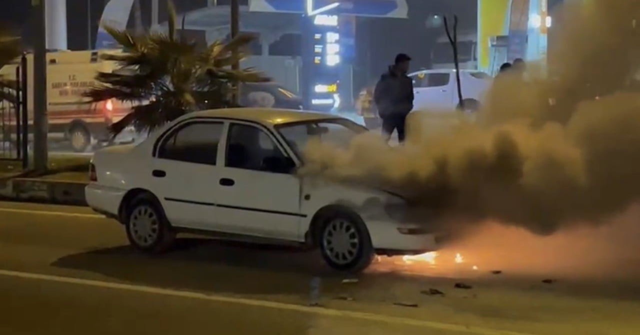 ADIYAMAN’DA SEYİR HALİNDE OLAN BİR OTOMOBİL, ALEV TOPUNA DÖNEREK YANDI.