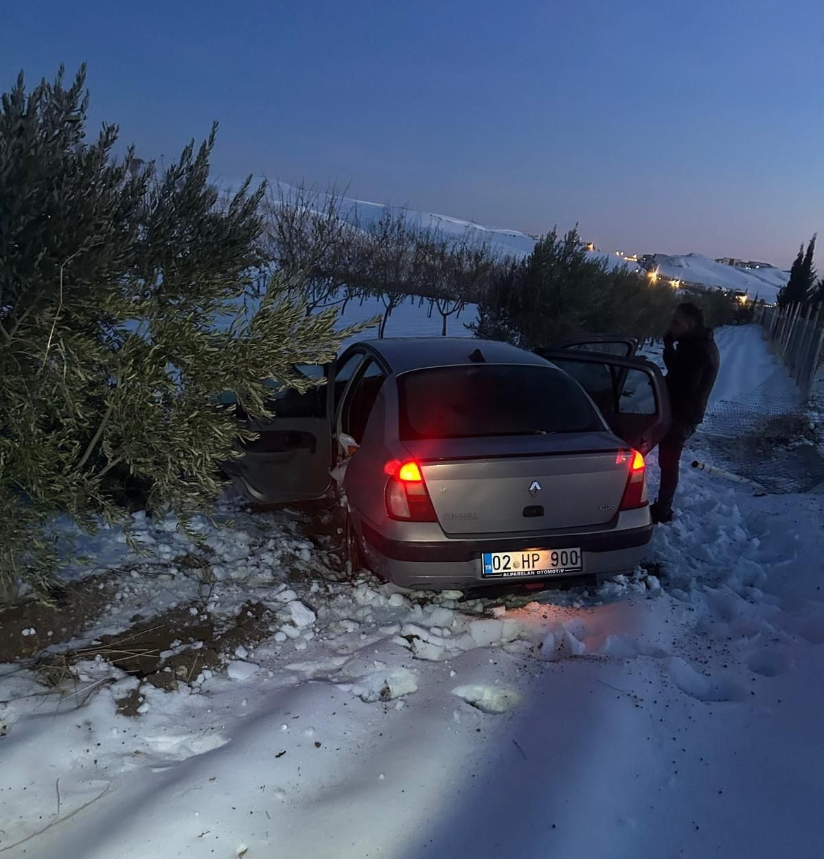 ADIYAMAN’DA, SÜRÜCÜSÜNÜN DİREKSİYON HAKİMİYETİNİ KAYBETTİĞİ OTOMOBİLİN ŞARAMPOLE GİRMESİ SONUCU 2...