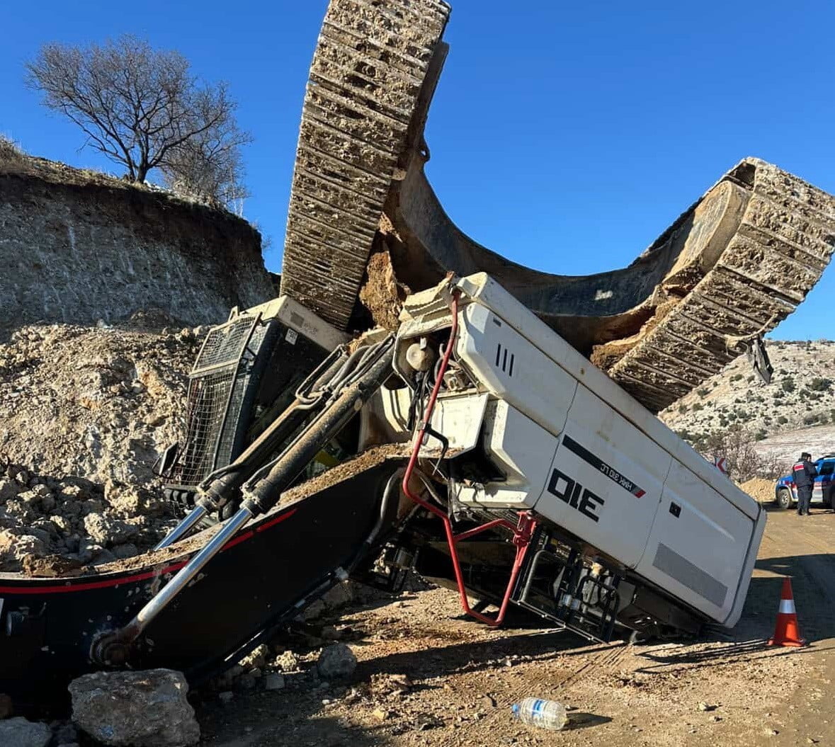 ADIYAMAN’DA, YOL YAPIM SIRASI ESNASINDA KONTROLDEN ÇIKAN İŞ MAKİNESİ DEVRİLDİ. KAZADA İŞ MAKİNESİ...