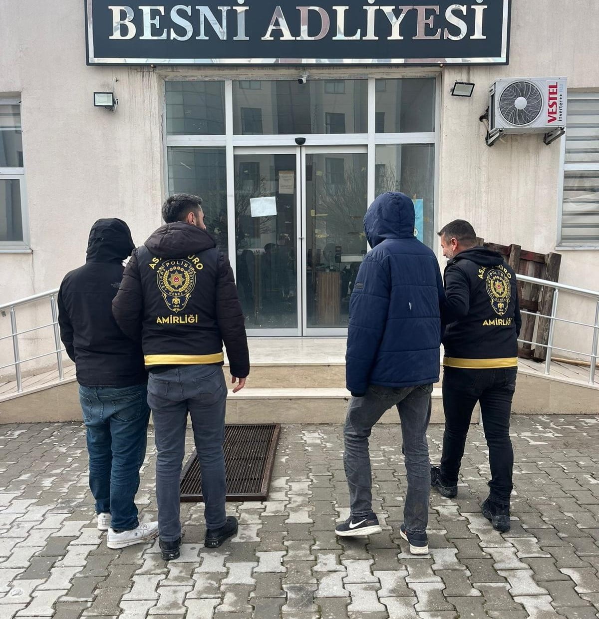 ADIYAMAN’IN BESNİ İLÇESİNDE, ÇEŞİTLİ SUÇLARDAN ARANMASI BULUNAN 9 ŞAHIS, YAKALANARAK GÖZALTINA...