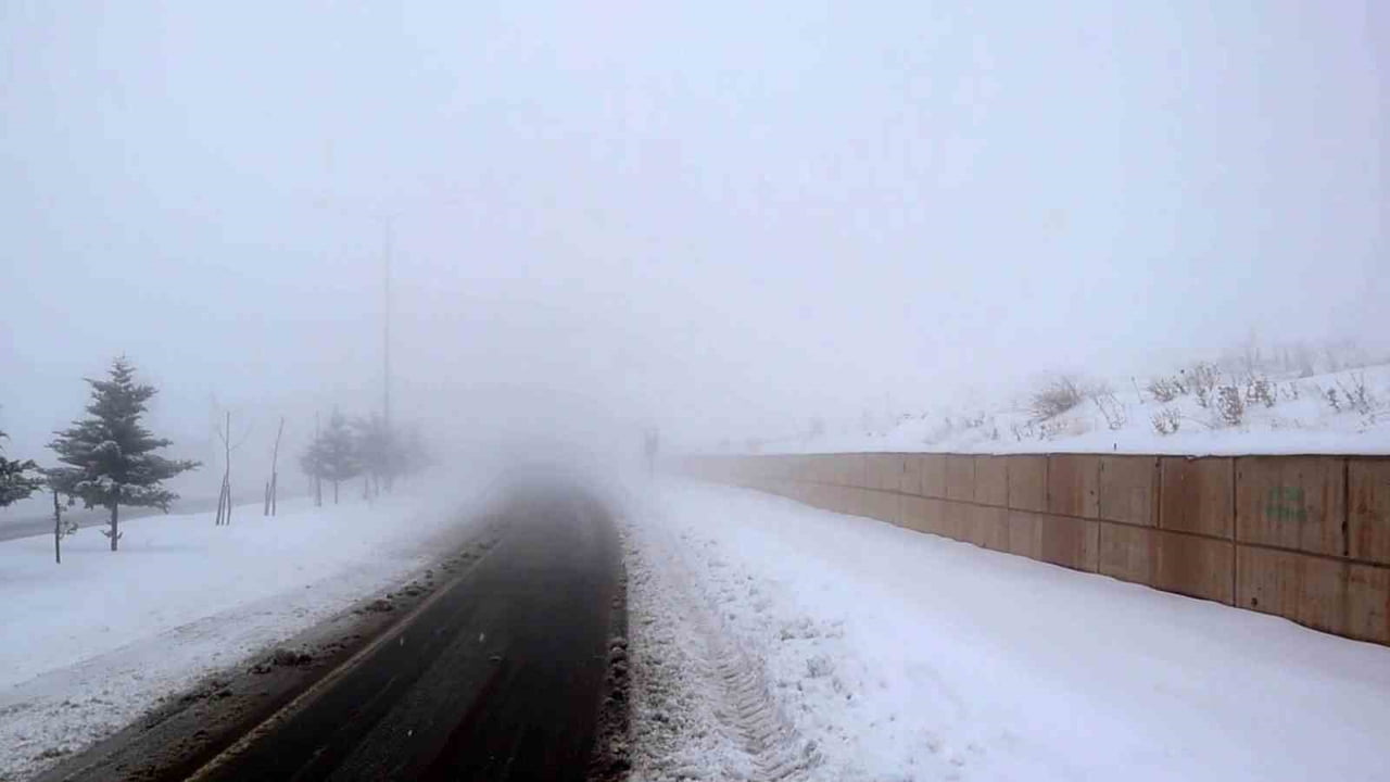 ADIYAMAN’IN BESNİ İLÇESİNDE KAR YAĞIŞI SONRASI YOĞUN SİS ETKİLİ OLDU.