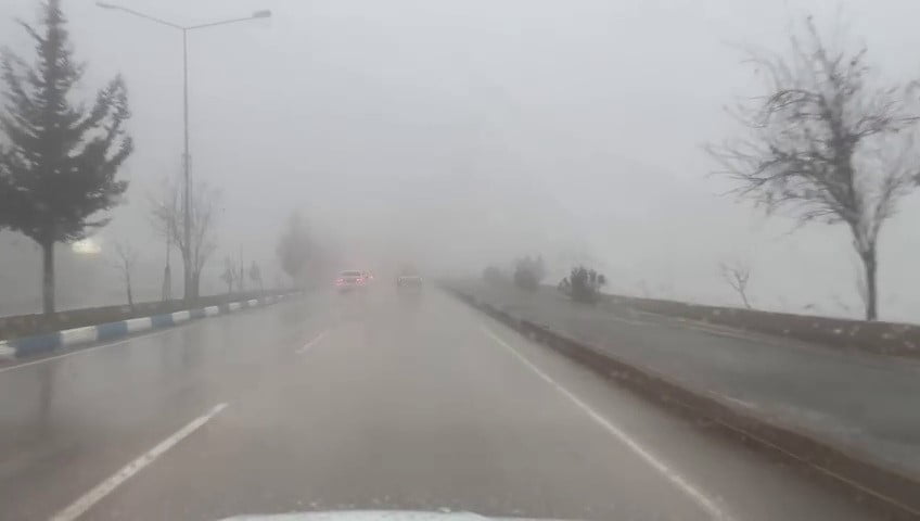 ADIYAMAN’IN BESNİ İLÇESİNDE SABAHIN ERKEN SAATLERİNDEN İTİBAREN ETKİLİ OLAN YOĞUN SİS VE SAĞANAK...