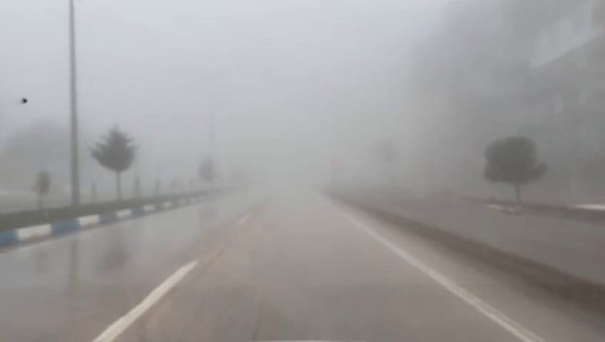 ADIYAMAN’IN BESNİ İLÇESİNDE SABAHIN ERKEN SAATLERİNDEN İTİBAREN ETKİLİ OLAN YOĞUN SİS VE SAĞANAK...