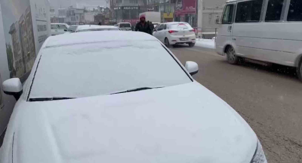 ADIYAMAN’IN BESNİ İLÇESİNDE YOĞUN KAR YAĞIŞI ETKİSİNİ GÖSTERMEYE BAŞLADI.