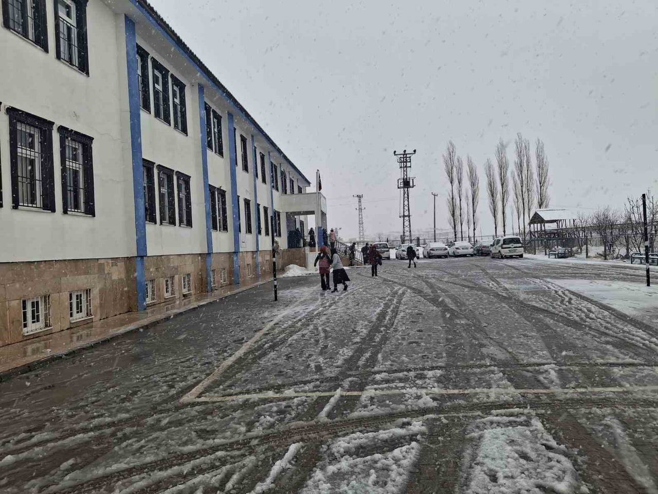 ADIYAMAN’IN ÇELİKHAN, GERGER VE SİNCİK İLÇELERİNDE OLUMSUZ HAVA KOŞULLARI NEDENİYLE TAŞIMALI...