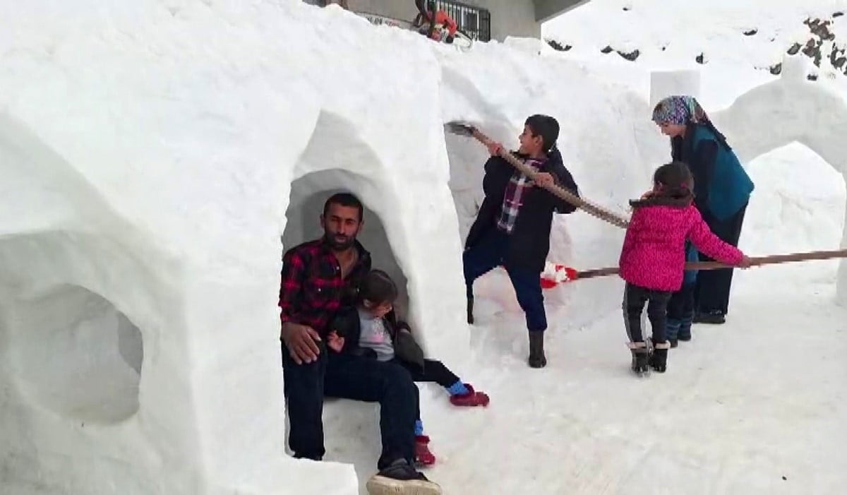 ADIYAMAN’IN ÇELİKHAN İLÇESİNDE BİR VATANDAŞ KARDAN OYUN ALANI VE EVLER YAPARAK ÇOCUKLARLA BERABER...