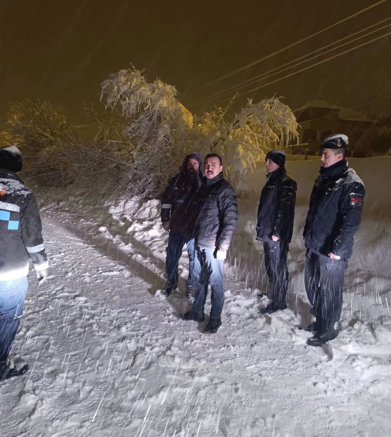 ADIYAMAN’IN ÇELİKHAN İLÇESİNDE CNG TANKERİ YOĞUN KAR YAĞIŞINDA KAYARAK ŞARAMPOLE...