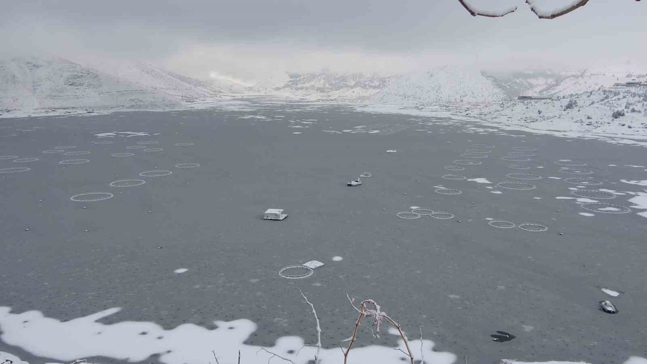 ADIYAMAN’IN ÇELİKHAN İLÇESİNDE YÜZEN ADALARIN YER ALDIĞI ÇAT BARAJININ YÜZEYİ DONDURUCU SOĞUK...