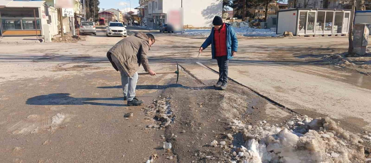 ADIYAMAN’IN GÖLBAŞI İLÇESİNDE ETKİLİ OLAN KAR YAĞIŞININ ARDINDAN YOL KENARLARINDA BİRİKEN KAR...
