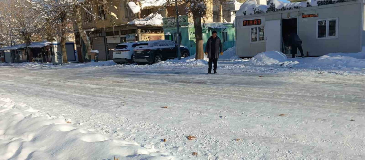 ADIYAMAN’IN GÖLBAŞI İLÇESİNDE KAR YAĞIŞININ ARDINDAN ETKİLİ OLAN DONDURUCU SOĞUKLAR, YOLLARI ADETA...