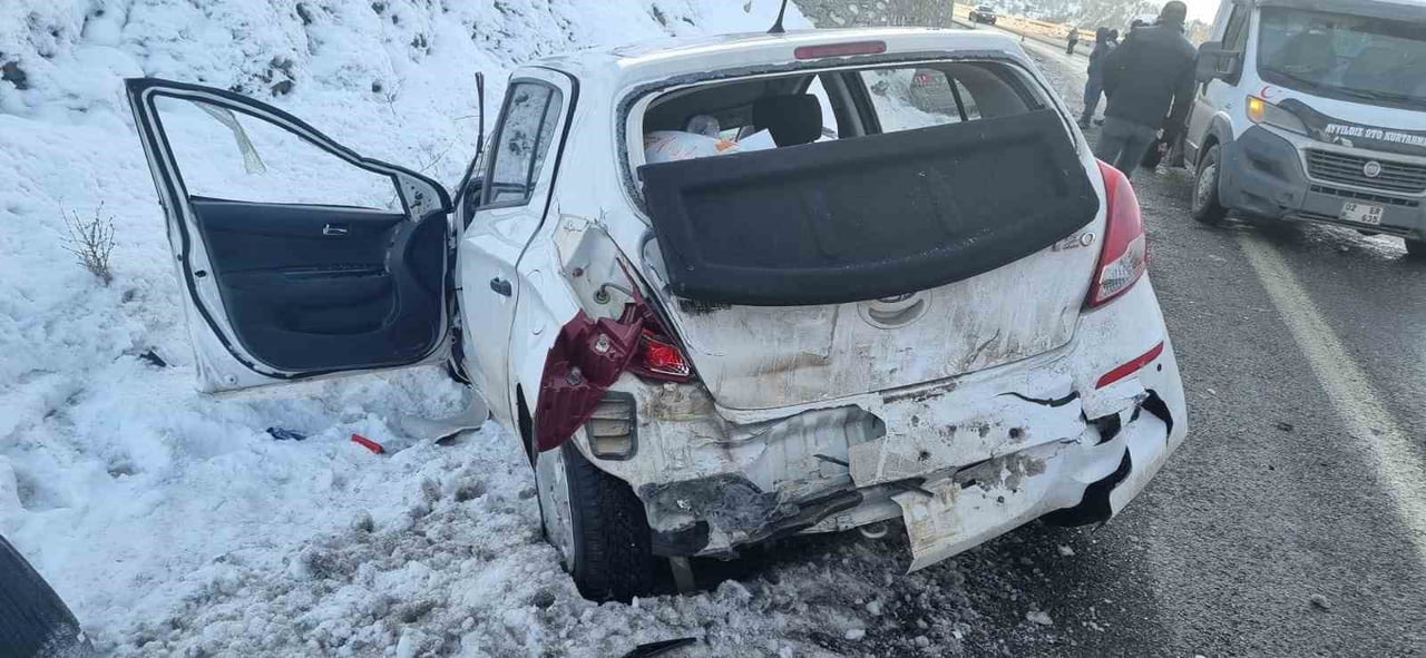 ADIYAMAN’IN GÖLBAŞI İLÇESİNDE KAYARAK KONTROLDEN ÇIKAN BİR OTOMOBİLİN YOL KENARINDA BEKLEYEN ARACA...