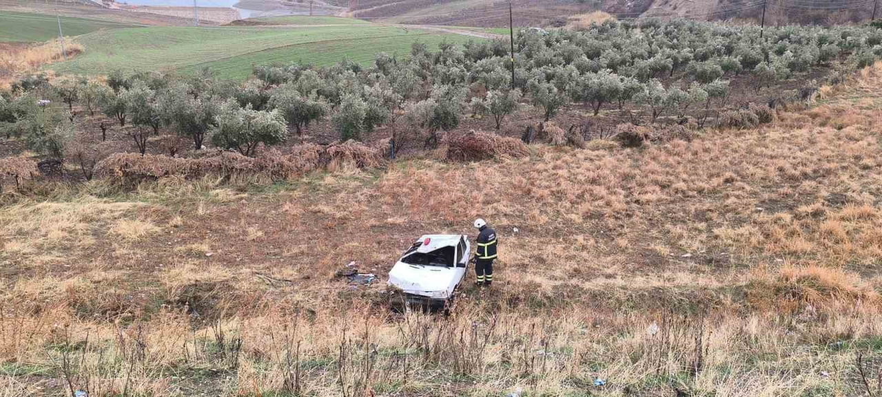 ADIYAMAN’IN KAHTA İLÇESİNDE OTOMOBİLİN TAKLA ATARAK ŞARAMPOLE YUVARLANMASI SONUCU 3 KİŞİ...