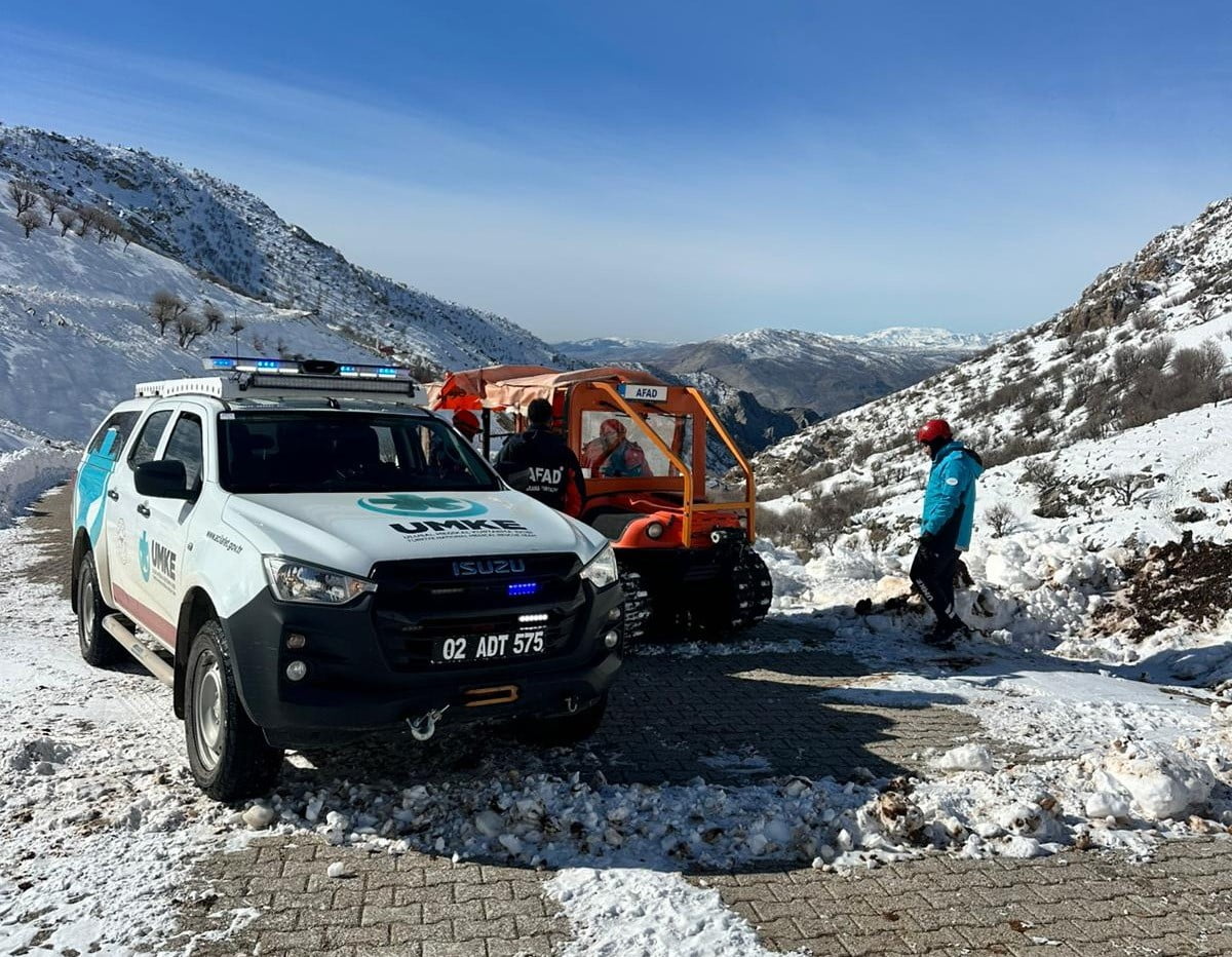 ADIYAMAN’IN KAHTA İLÇESİNE BAĞLI NEMRUT DAĞI ETEKLERİNDE HASTALANAN BİR VATANDAŞ, DÜZENLENEN...