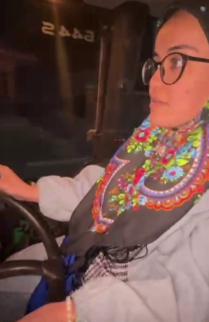 ADIYAMAN’IN SİNCİK İLÇESİ’NDE SINIF ÖĞRETMENİ OLAN ZANA ÇALIKKILIÇ, OKULUN BAHÇESİNİ KEPÇE İLE...