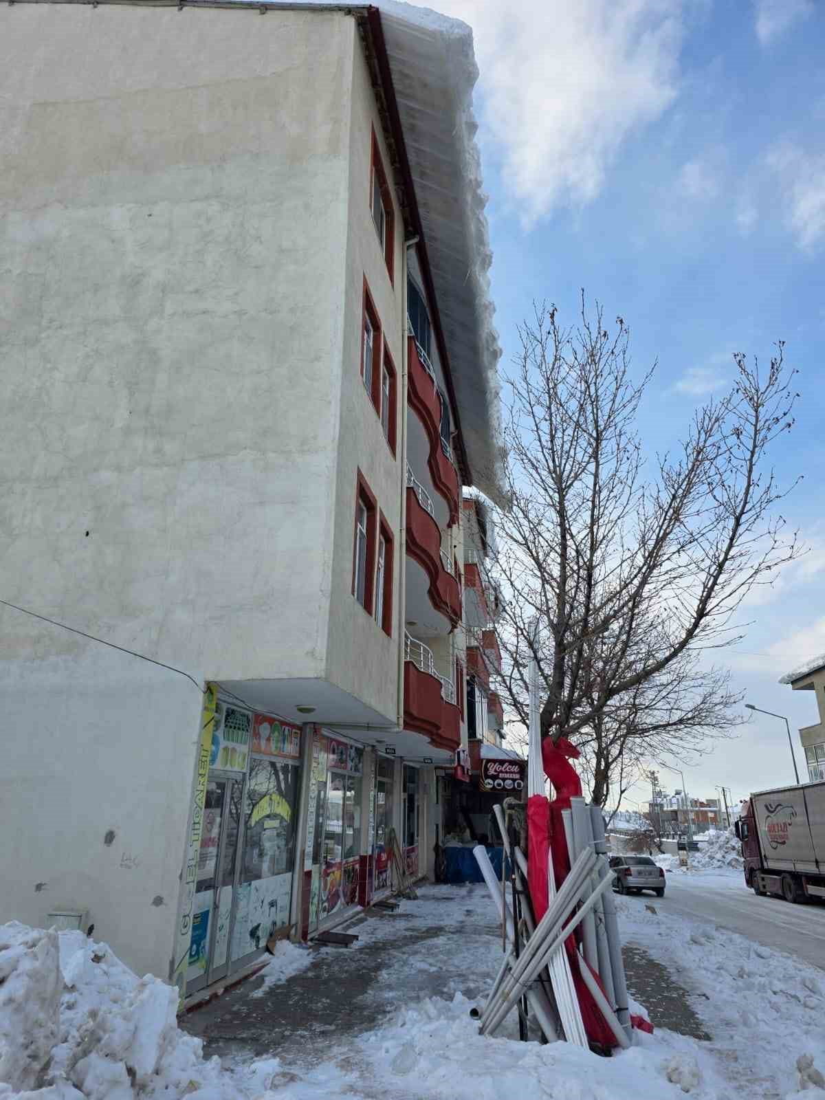 ADIYAMAN’IN SİNCİK İLÇESİNDE BİNALARIN ÇATILARINDA BİRİKEN KAR KÜTLELERİ VE BUZ SARKITLARI TEHLİKE...