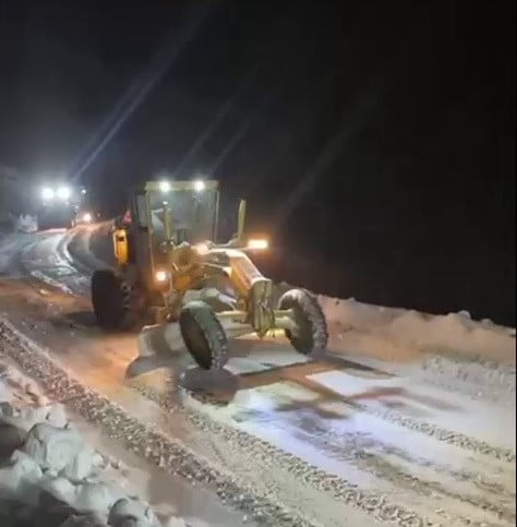 ADIYAMAN’IN SİNCİK İLÇESİNDE ETKİLİ OLAN YOĞUN KAR YAĞIŞI NEDENİYLE YOLDA MAHSUR KALAN CNG...