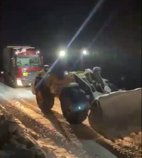 ADIYAMAN’IN SİNCİK İLÇESİNDE ETKİLİ OLAN YOĞUN KAR YAĞIŞI NEDENİYLE YOLDA MAHSUR KALAN CNG...