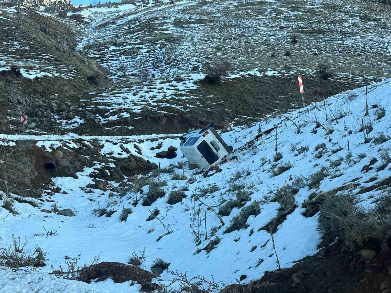 AFYONKARAHİSAR'DA BİR ARAÇ UÇURUMDAN YUVARLANDI VE BİR KAYAYA ÇARPARAK DURABİLDİ