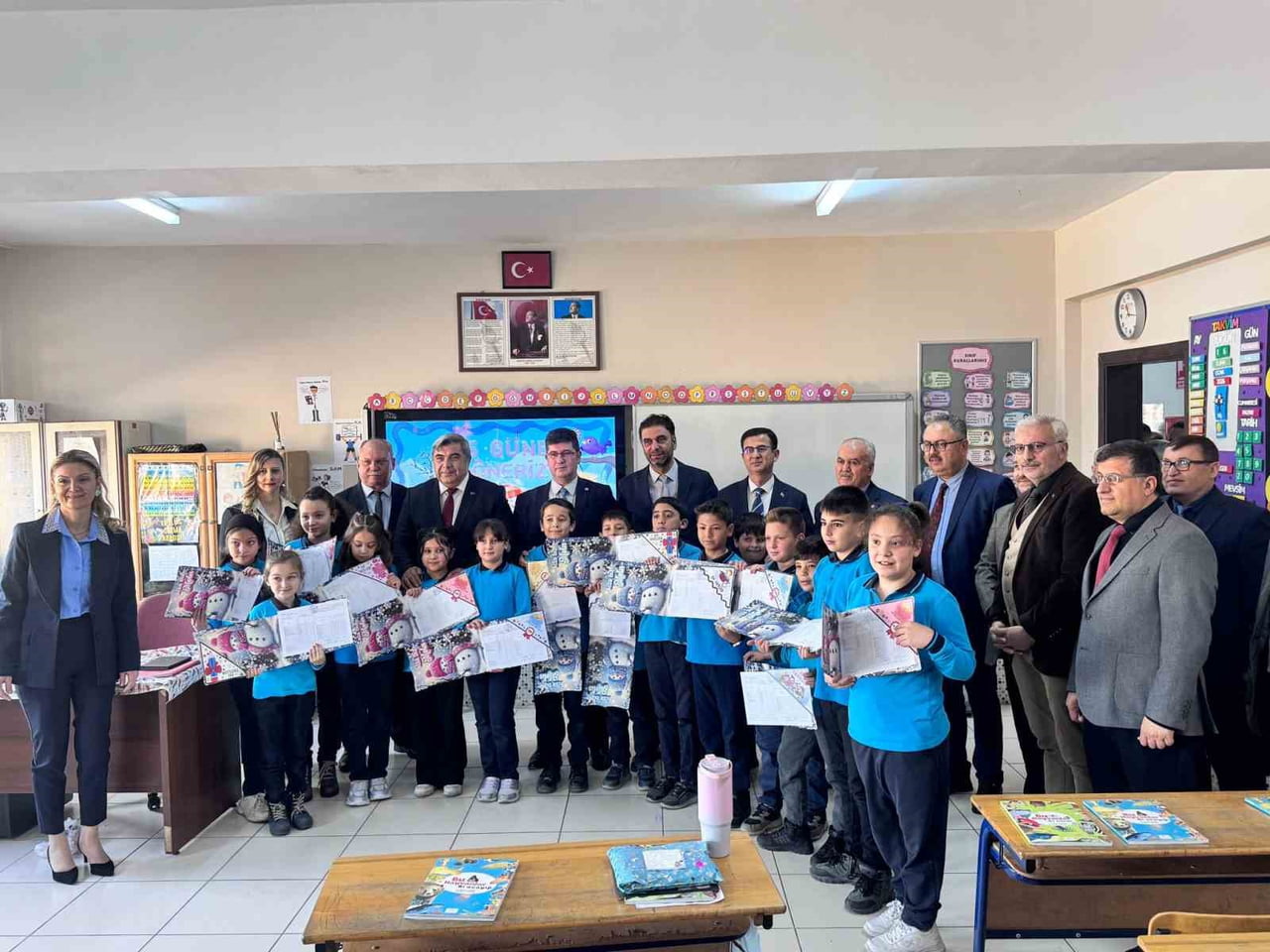 AFYONKARAHİSAR'DA GERÇEKLEŞTİRİLEN KARNE TÖRENİ İLE 143 BİN ÖĞRENCİ YARIYIL TATİLİNE...