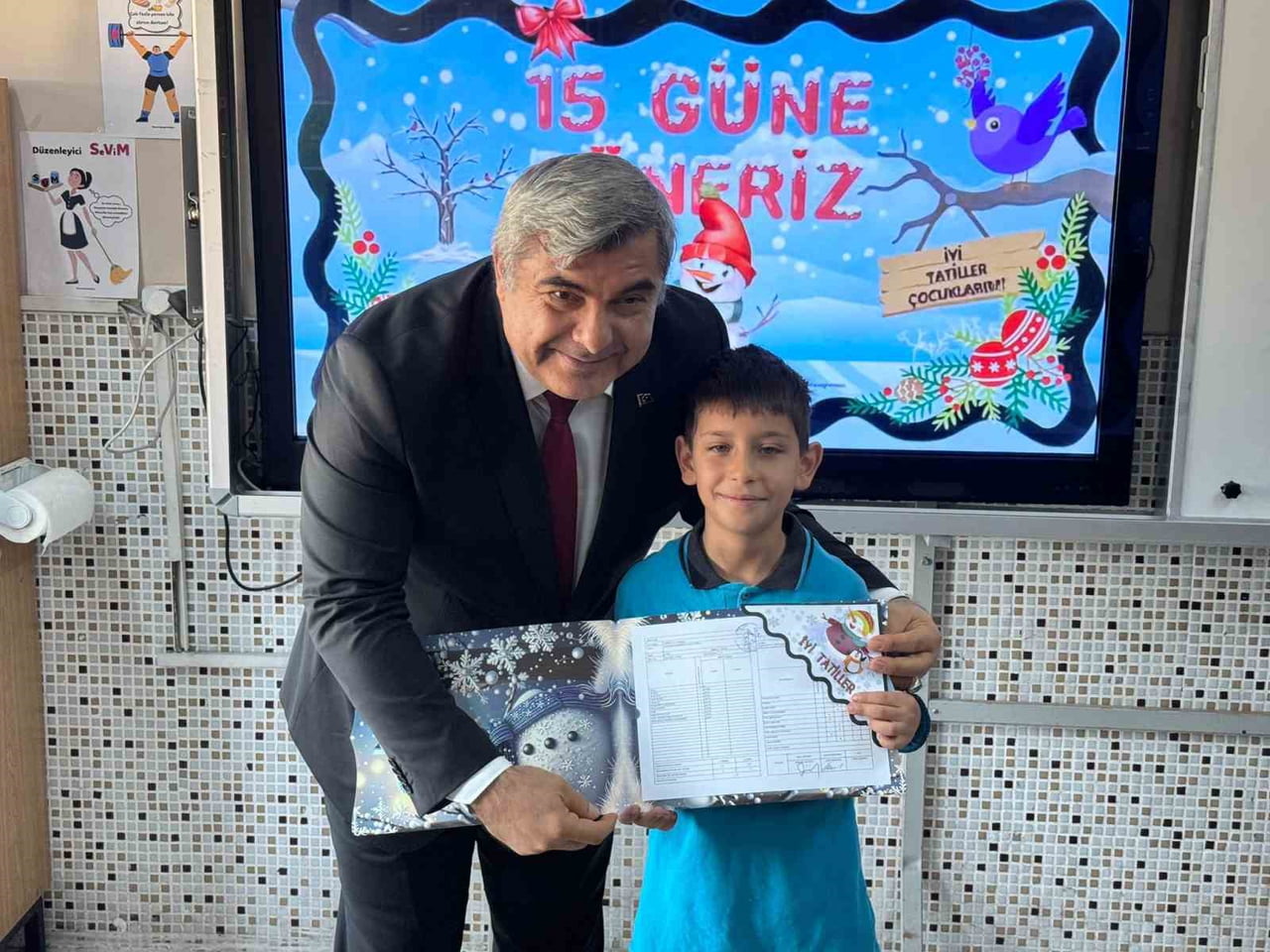 AFYONKARAHİSAR'DA GERÇEKLEŞTİRİLEN KARNE TÖRENİ İLE 143 BİN ÖĞRENCİ YARIYIL TATİLİNE...