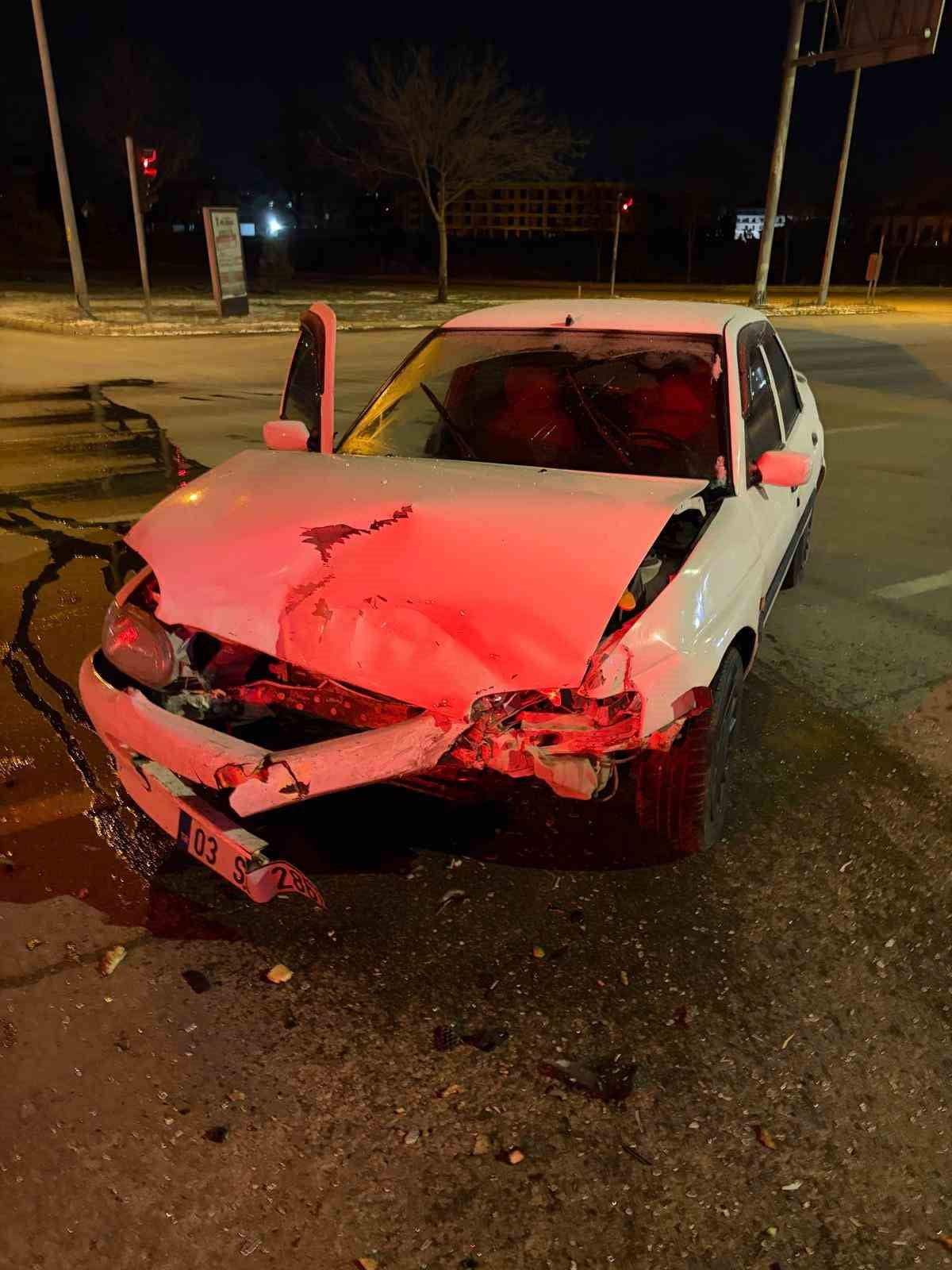 AFYONKARAHİSAR'DA İKİ OTOMOBİLİN ÇARPIŞMASI SONUCU MEYDANA GELEN TRAFİK KAZASINDA 4 KİŞİ...