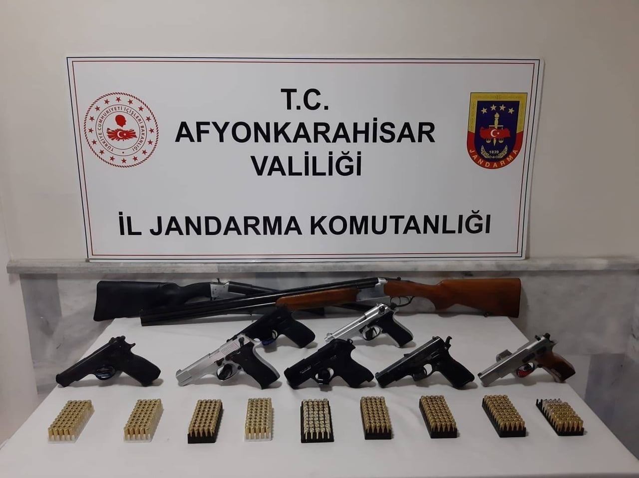 AFYONKARAHİSAR'DA JANDARMA TARAFINDAN BİRÇOK FARKLI ADRESE YAPILAN BASKINLARDA RUHSATSIZ TABANCA...