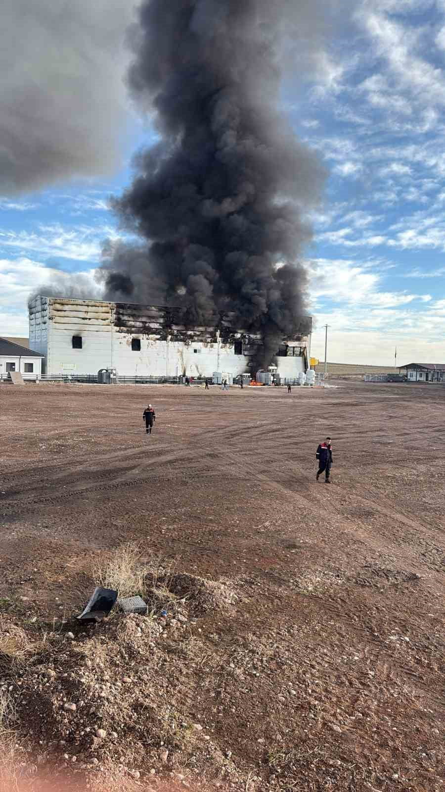 AFYONKARAHİSAR'DA Kİ BİR ELEKTRİK ÜRETİM TESİSİNDE YANGIN ÇIKTI. İTFAİYE EKİPLERİNİN MÜDAHALE...