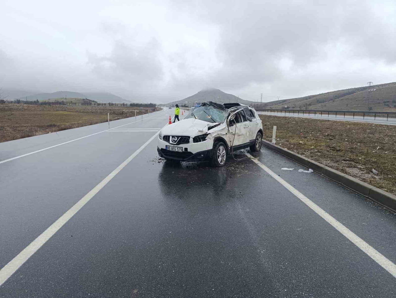 AFYONKARAHİSAR'DA KONTROLDEN ÇIKARAK REFÜJE ÇARPIP ARDINDAN TAKLA ATAN OTOMOBİLDE BİRİ AĞIR 3 KİŞİ...