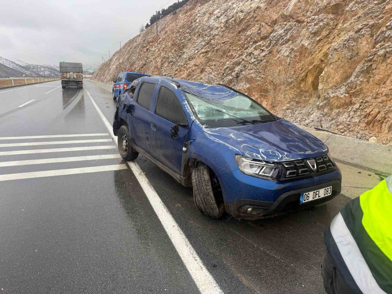 AFYONKARAHİSAR'DA KONTROLDEN ÇIKARAK YOL KENARINDAKİ REFÜJE DEVRİLİP METRELERCE SÜRÜKLENEN...