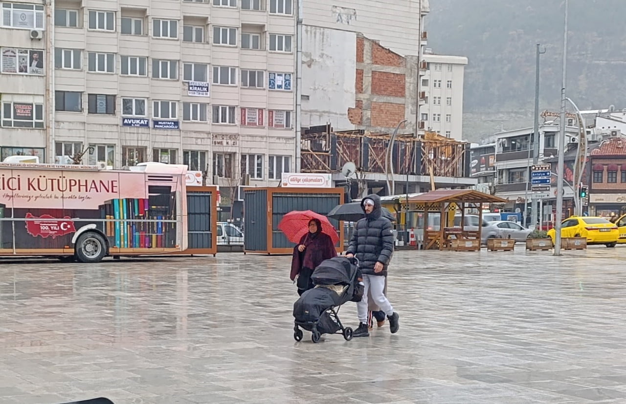 AFYONKARAHİSAR'DA METEOROLOJİNİN UYARILARI SONRASI BEKLENEN YAĞIŞ GECE GEÇ SAATLERDE BAŞLADI.