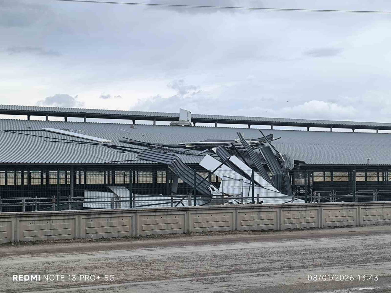 AFYONKARAHİSAR'DA METEOROLOJİNİN YAPTIĞI FIRTINA UYARISININ ARDINDAN ETKİLİ OLAN KUVVETLİ RÜZGÂR...