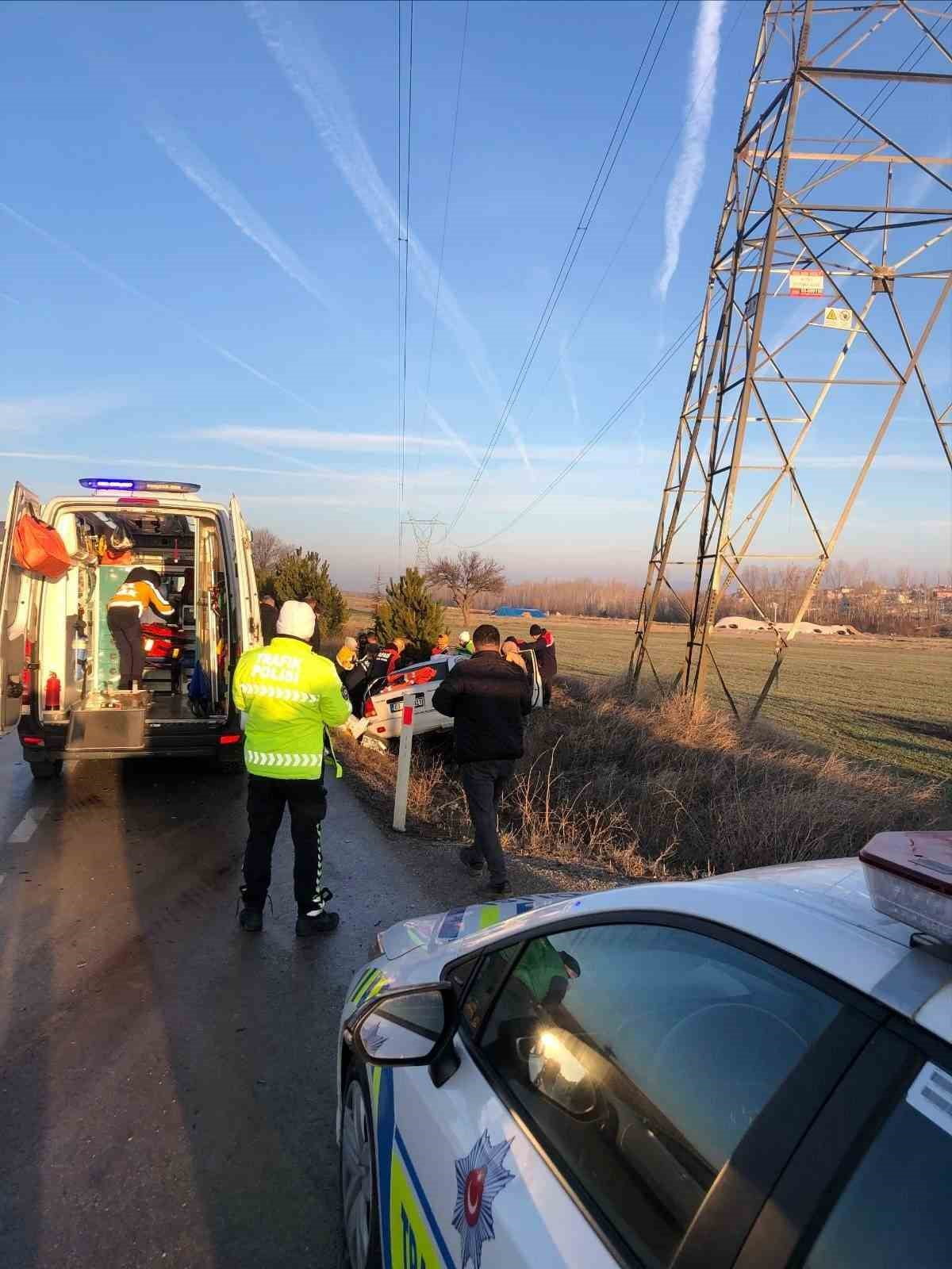 AFYONKARAHİSAR'DA MEYDANA GELEN TRAFİK KAZASINDA KAMYON İLE ÇARPIŞAN OTOMOBİLİN SÜRÜCÜSÜ AĞIR...