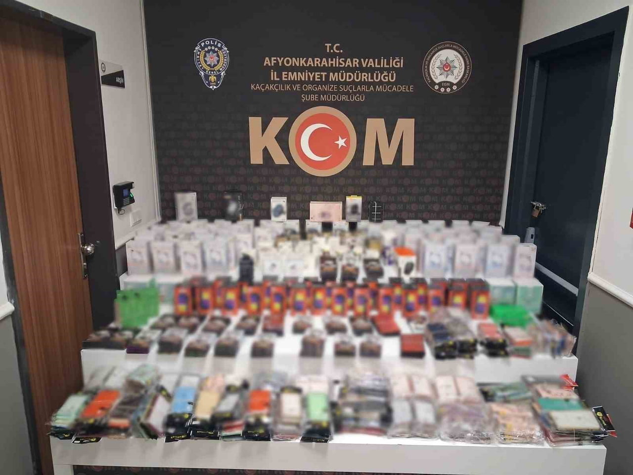 AFYONKARAHİSAR'DA POLİS TARAFINDAN ŞÜPHE ÜZERİNE DURDURULAN BİR ARAÇTA RUHSATSIZ TABANCA VE...