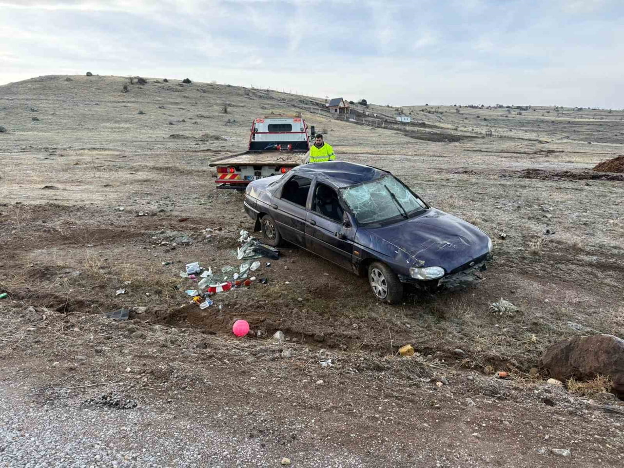 AFYONKARAHİSAR'DA TAKLA ATARAK ŞARAMPOLE DEVRİLEN OTOMOBİLDE BİRİ 14 YAŞINDA ÇOCUK 2 KİŞİ...