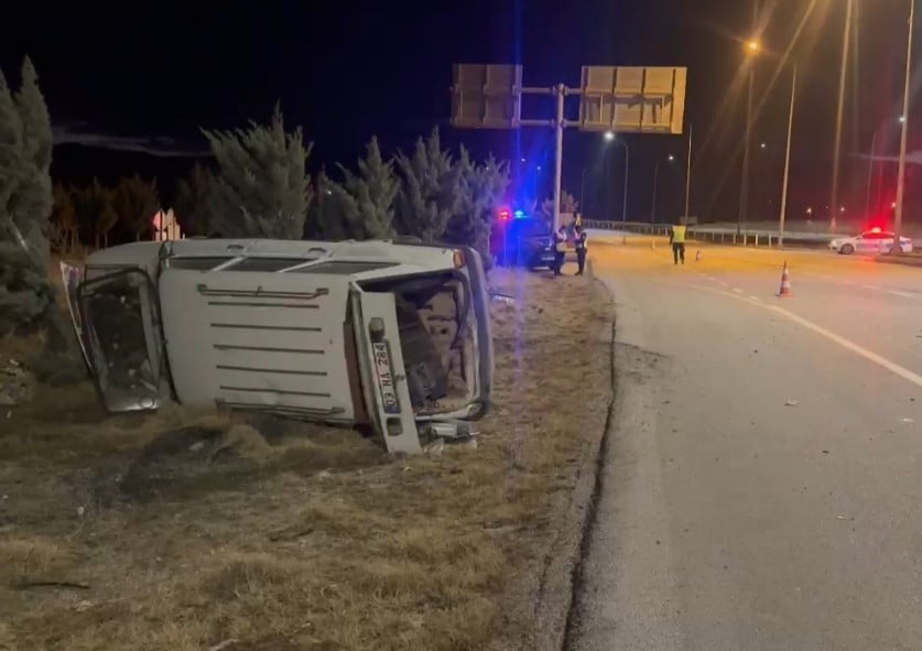 AFYONKARAHİSAR'DA TIRIN ÇARPMASI SONUCU KONTROLDEN ÇIKARAK ŞARAMPOLE GİRİP DEVRİLEN OTOMOBİLİN...