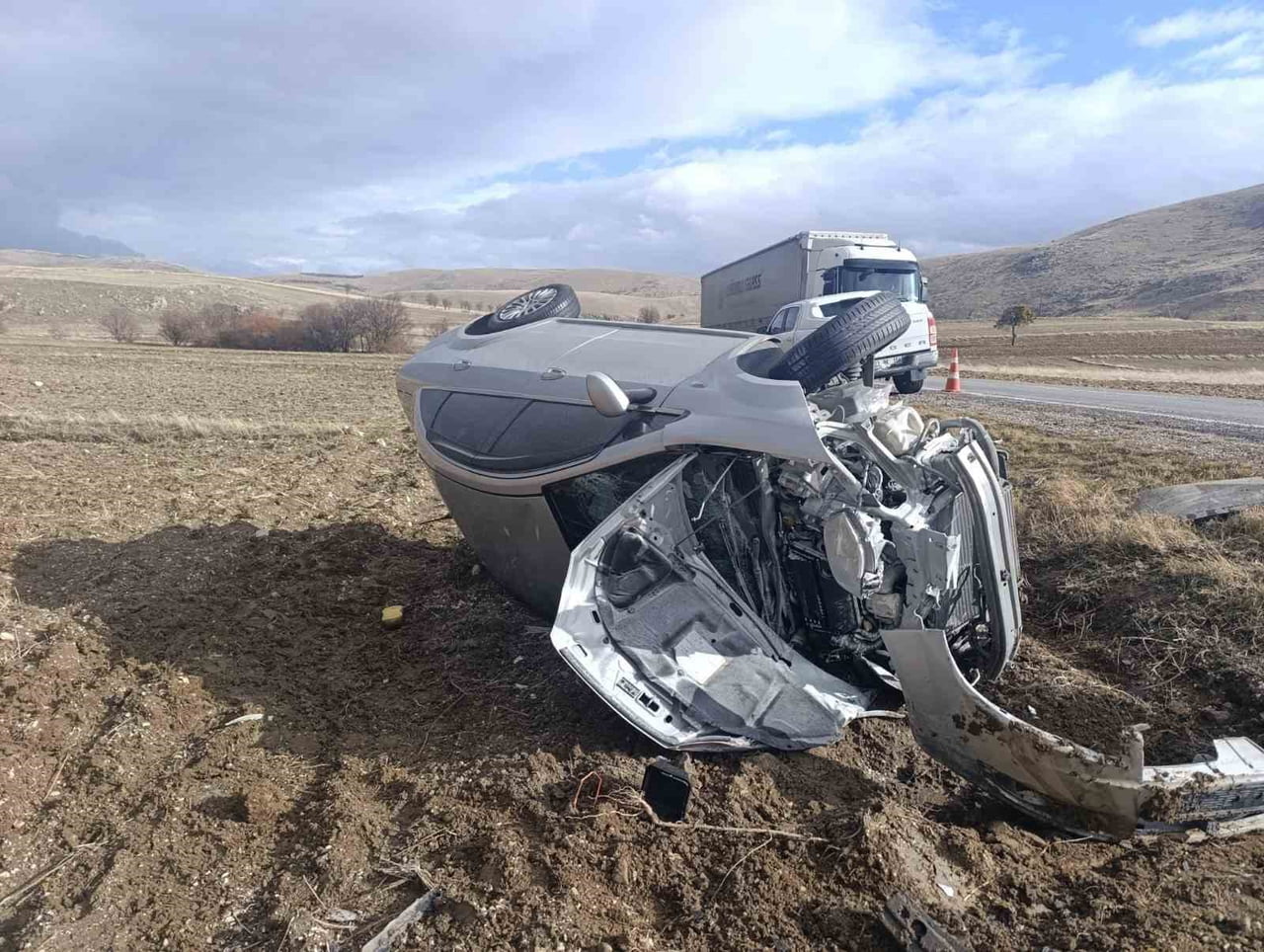 AFYONKARAHİSAR'DA TIRLA ÇARPIŞARAK HURDAYA DÖNEN OTOMOBİLDE 5 KİŞİ YARALANDI.