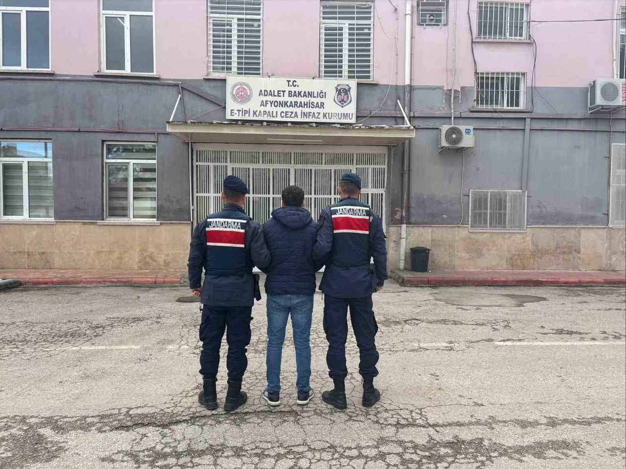 AFYONKARAHİSAR'DA UYUŞTURUCU TİCARETİ SUÇUNDAN 12 YIL 6 AY HAPİS CEZASI İLE ARANAN ŞAHIS JANDARMA...