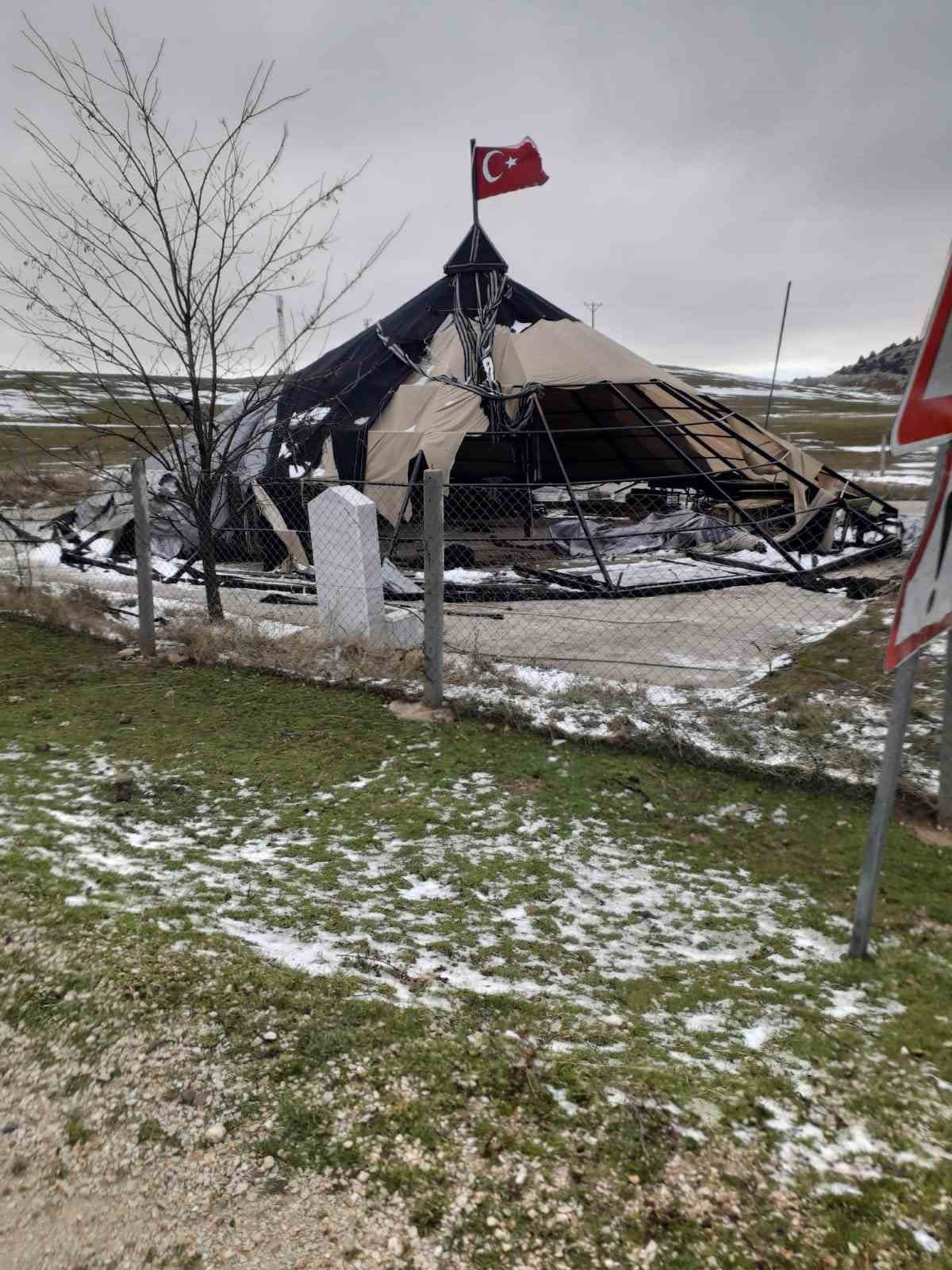 AFYONKARAHİSAR'IN DİNAR İLÇESİNDE DÜĞÜN VE EĞLENCELER İÇİN YAPILAN YÖRÜK KIL ÇADIR SALON ŞİDDETLİ...