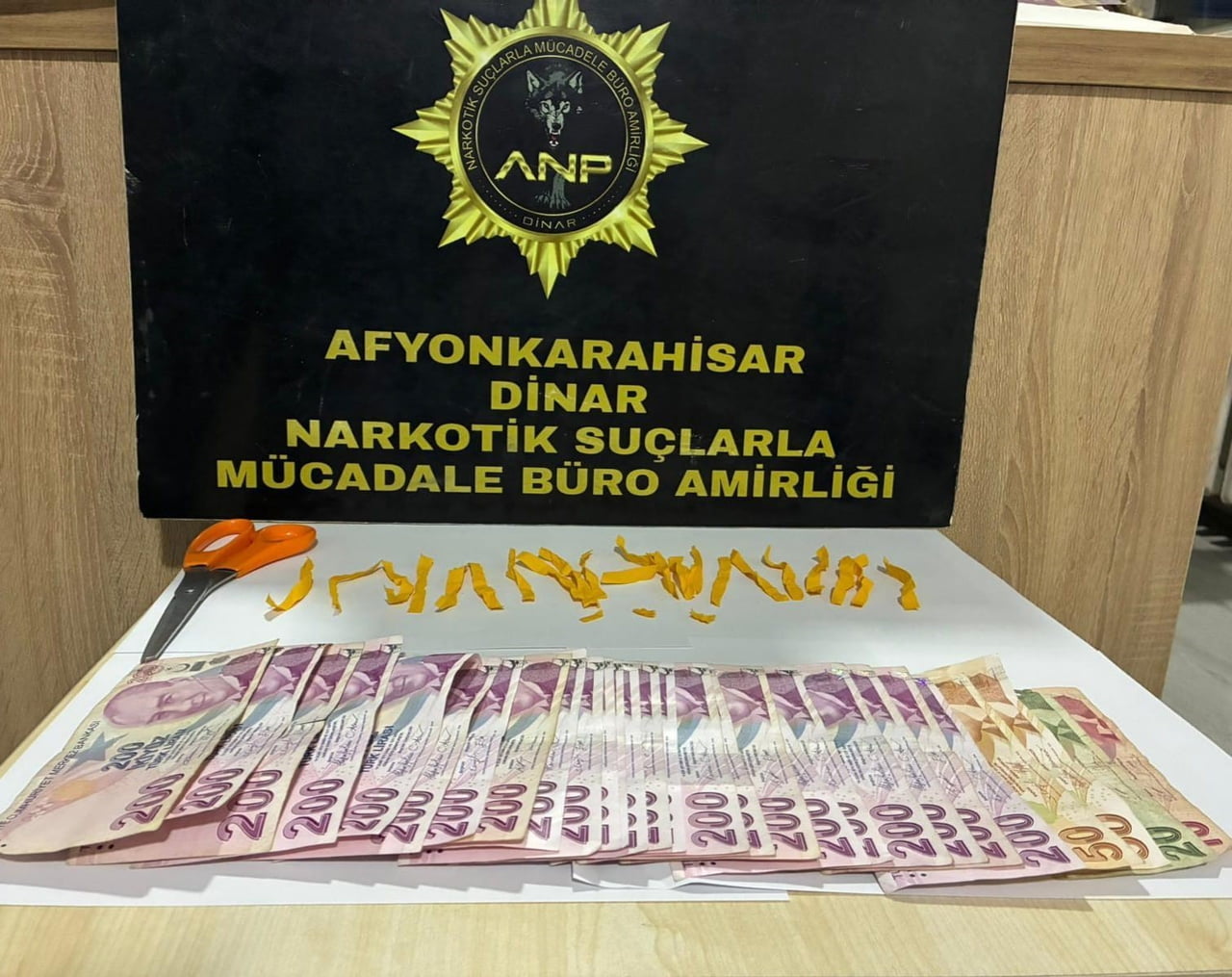 AFYONKARAHİSAR’DA POLİS KÖY EVİNE YAPTIĞI BASKINDA 25 ADET PEÇETEYE EMDİRİLMİŞ UYUŞTURUCU MADDE...