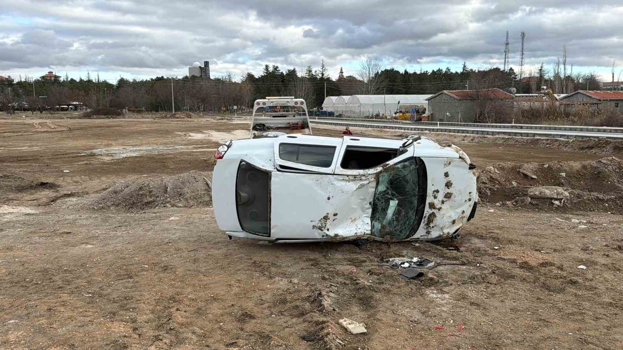 AFYONKARAHİSAR’IN MEYDANA GELEN TRAFİK KAZASINDA, DİREKSİYON HAKİMİYETİNİ KAYBEDEN OTOMOBİL TAKLA...