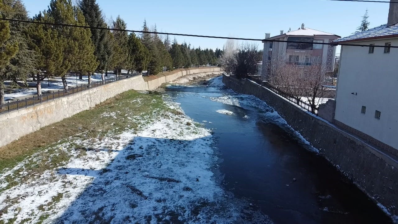 AFYONKARAHİSAR’IN ŞUHUT İLÇESİNDE ETKİLİ OLAN DONDURUCU SOĞUKLAR HAYATI OLUMSUZ ETKİLEDİ. HAVA...