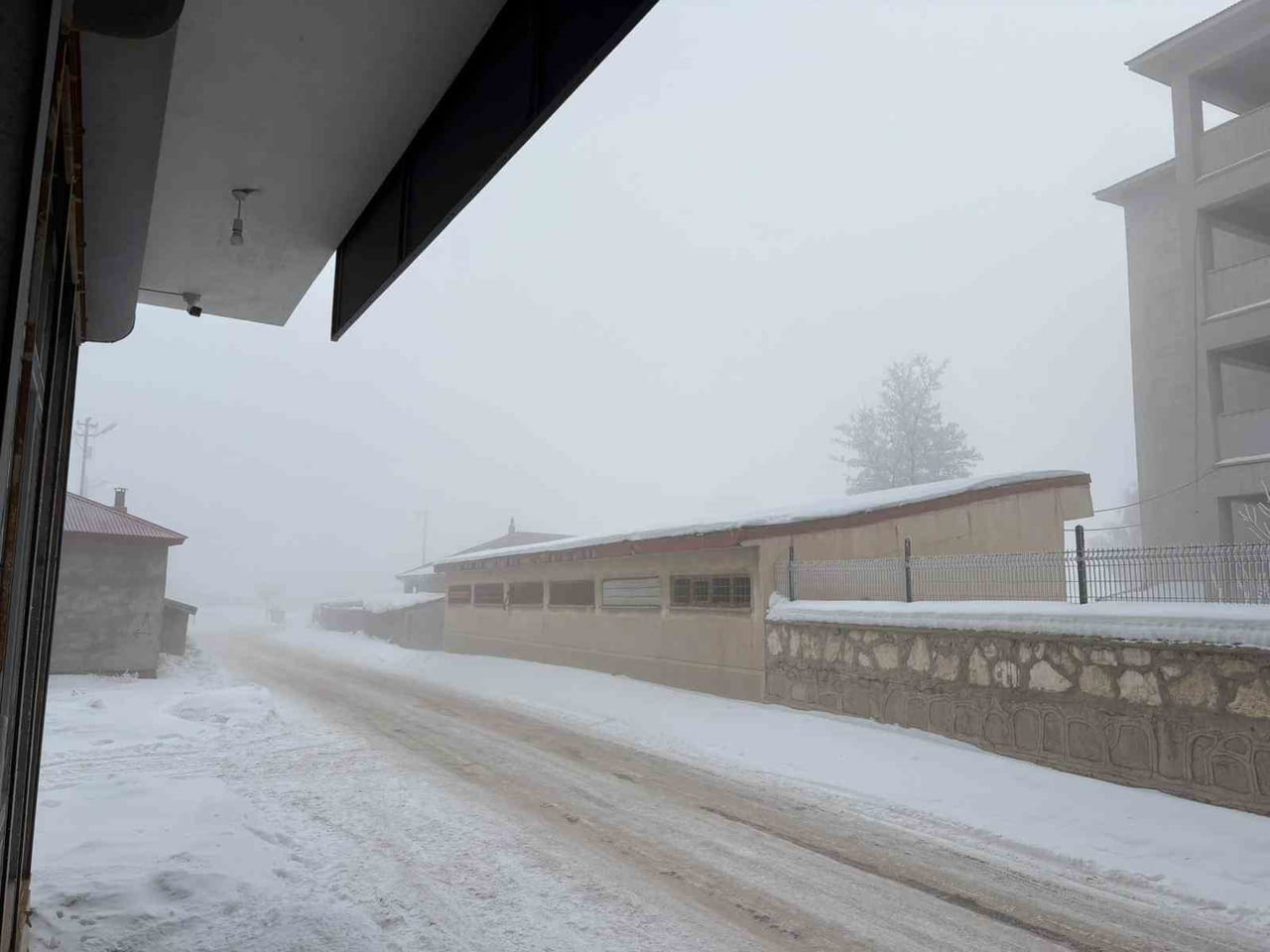 AĞRI'NIN DİYADİN İLÇESİNDE SABAH SAATLERİNDE ETKİLİ OLAN YOĞUN SİS, GÜNLÜK YAŞAMI OLUMSUZ...