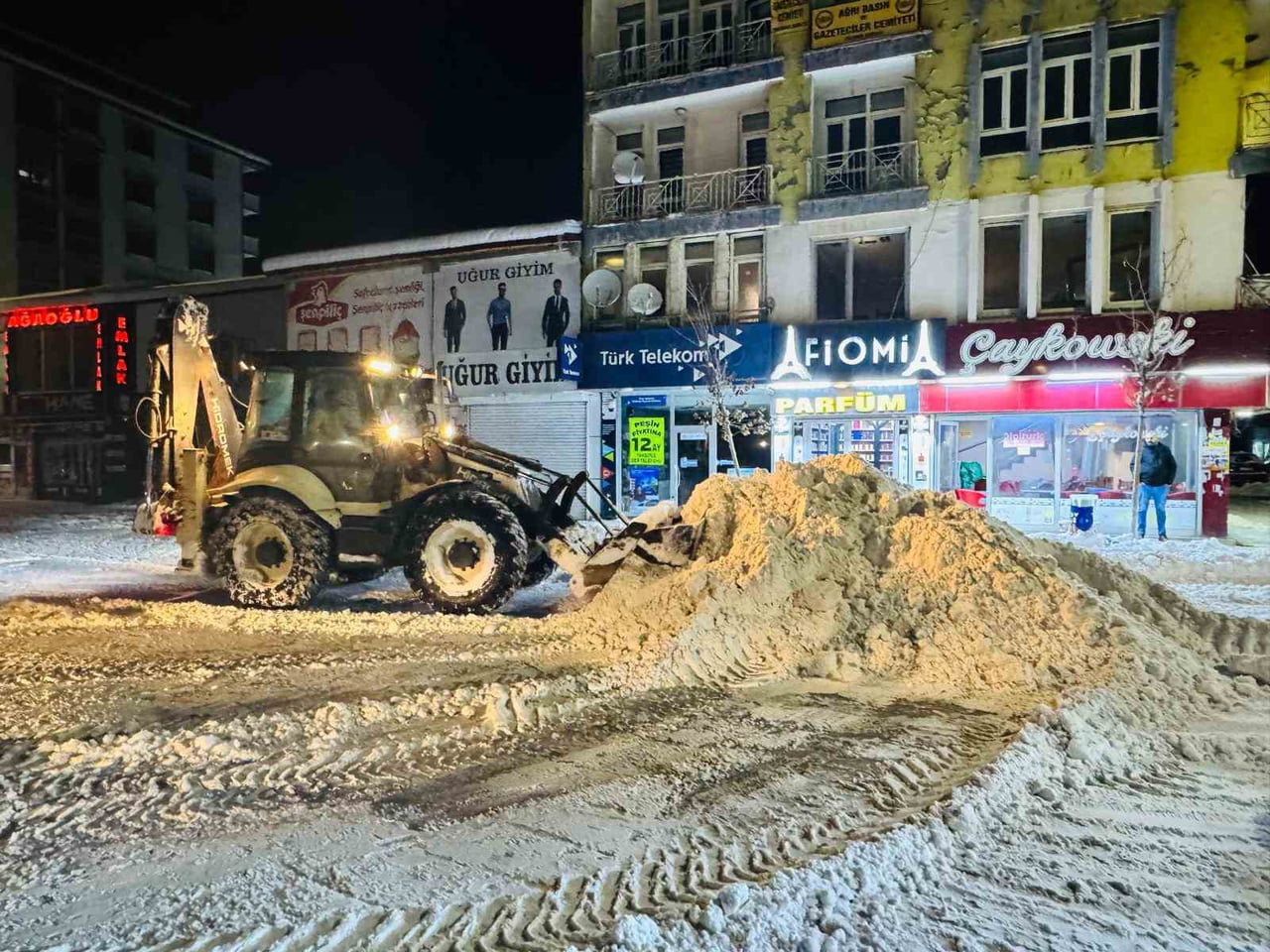 AĞRI'NIN PATNOS İLÇE MERKEZİNDE ÜÇ GÜNDÜR ETKİSİNİ ARTIRARAK DEVAM EDEN YOĞUN KAR YAĞIŞI, HAYATI...