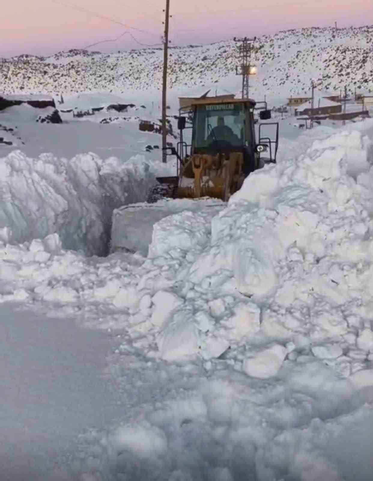 AĞRI'NIN PATNOS İLÇESİNDE ETKİLİ OLAN YOĞUN KAR YAĞIŞI, SÜPHAN DAĞI ETEKLERİNDE BULUNAN KÖY...
