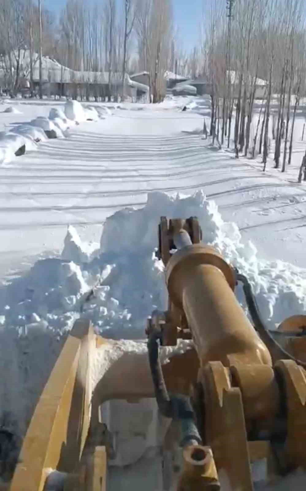 AĞRI'NIN PATNOS İLÇESİNDE ETKİLİ OLAN YOĞUN KAR YAĞIŞI, SÜPHAN DAĞI ETEKLERİNDE BULUNAN KÖY...