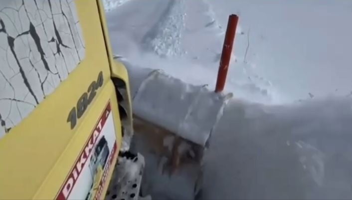 AĞRI'NIN PATNOS İLÇESİNDE KAR YAĞIŞI NEDENİYLE KAPANAN KÖY YOLLARI, EKİPLERİN YOĞUN ÇALIŞMALARIYLA...