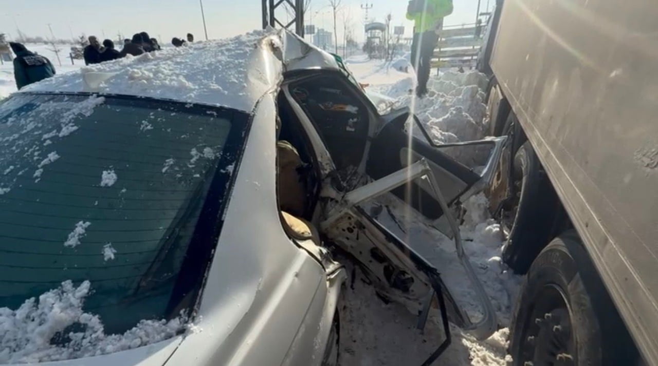 AĞRI'NIN PATNOS İLÇESİNDE MEYDANA GELEN TRAFİK KAZASINDA BİRİ AĞIR OLMAK ÜZERE İKİ KİŞİ YARALANDI....