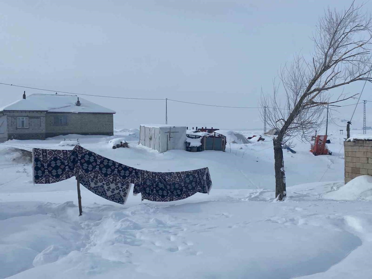 AĞRI'NIN PATNOS İLÇESİNİN YÜKSEK KESİMLERİNDE VE KÖY YERLEŞİM ALANLARINDA KAR KALINLIĞININ 1 İLE 2...