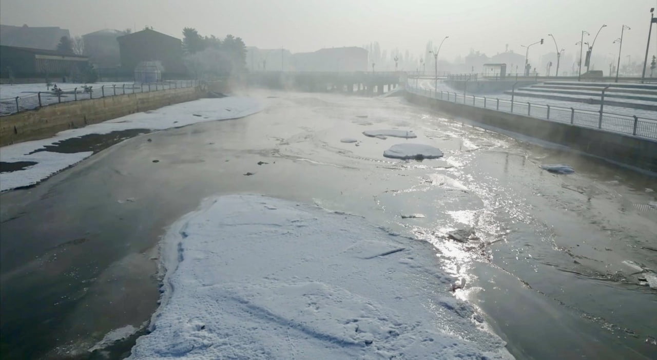 AĞRI’DA DONDURUCU HAVA NEDENİYLE KENT MERKEZİNDE AĞAÇLAR VE BİTKİLER KIRAĞI TUTARKEN, EVLERİN...